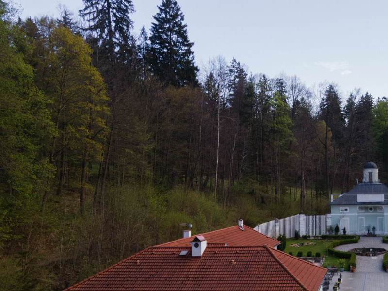 LETECKÝ POHLED NA AREÁL PENZIONU - PODZIM 