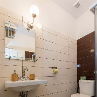 KOUPELNA pokoje č. 10( TOTOŽNÁ S KOUPELNOU POKOJE č. 9)