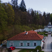 LETECKÝ POHLED NA AREÁL PENZIONU - PODZIM