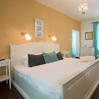 POKOJ č.4- přízemní prostorný pokoj s vanou a lihovým krbem, okna situována do parku i areálu penzionu, pod okny teče říčka Stropnička, velikost pokoje cca 25m2