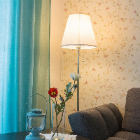 POKOJ č. 4 - pohovka umístěna vedle okna s výhledem do areálu penzionu