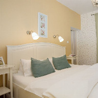 POKOJ č. 7- přízemní pokoj v kategorii standard o velikosti cca 20m2 , okno do parku na říčkou Stropnička