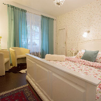 POKOJ č. 11- okno situované do areálu penzionu a odpočinkový koutek