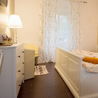 POKOJ č. 10- okno situované do parku