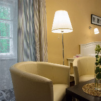 POKOJ č. 8- přízemní pokoj kategorie standard, okno situované do parku nad říčkou Stropnice