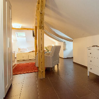 POKOJ č. 15- SUPERIOR, odpočinkový koutek se střešním oknem nad postelí