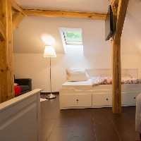 POKOJ č. 15- přistýlka o šíři 180cm, vhodná jak pro 2 dospělé osoby , tak pro děti