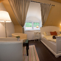 POKOJ č. 13- podkrovní pokoj , okno situované do areálu penzionu